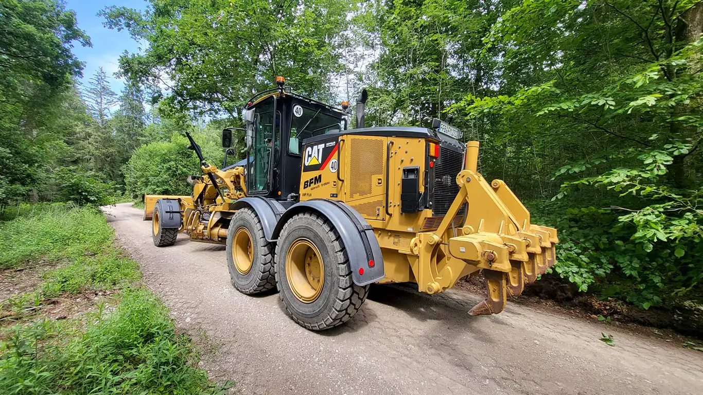 Grader mit Reißzähnen profiliert Waldweg